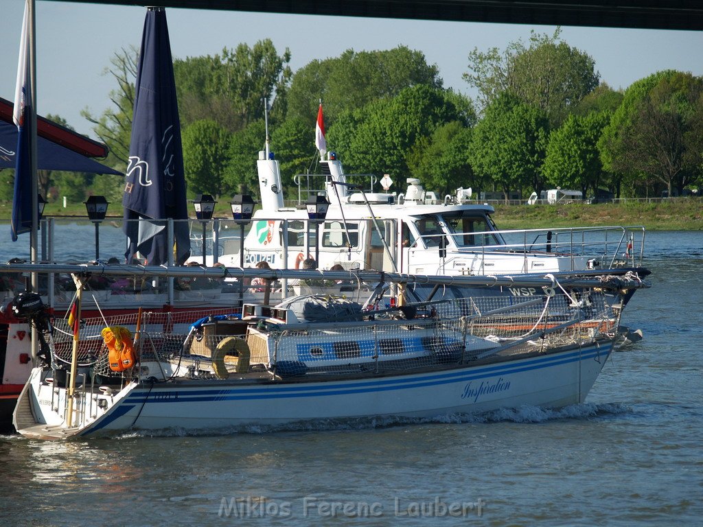 Motor Segelboot mit Motorschaden trieb gegen Alte Liebe bei Koeln Rodenkirchen P108.JPG
